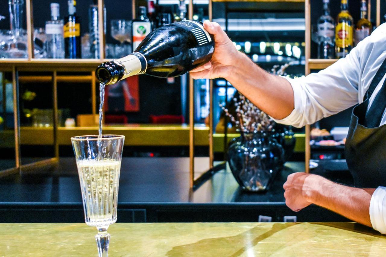 Hotel Palazzo Cornalia Milán Exteriér fotografie Champagne being poured