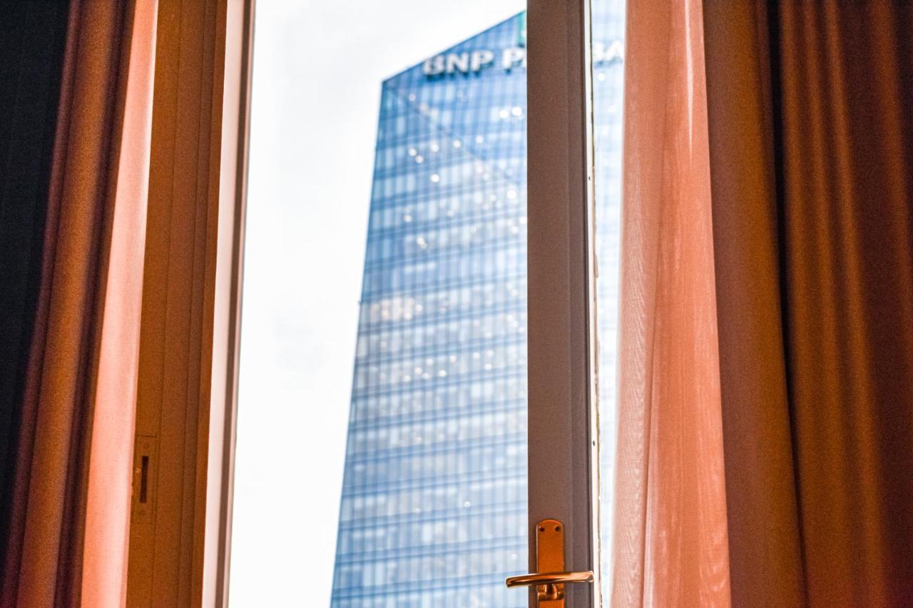 Hotel Palazzo Cornalia Milán Exteriér fotografie The hotel's view of the CN Tower