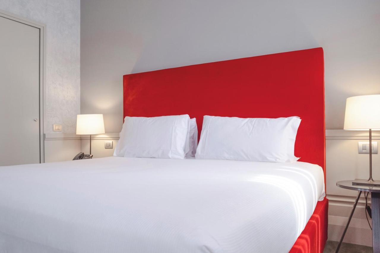 Hotel Palazzo Cornalia Milán Exteriér fotografie A bed with a red headboard