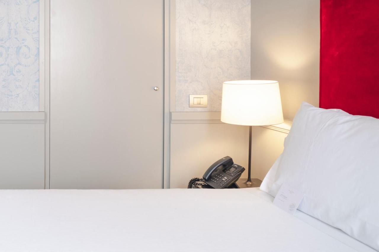 Hotel Palazzo Cornalia Milán Exteriér fotografie A telephone in a hotel room