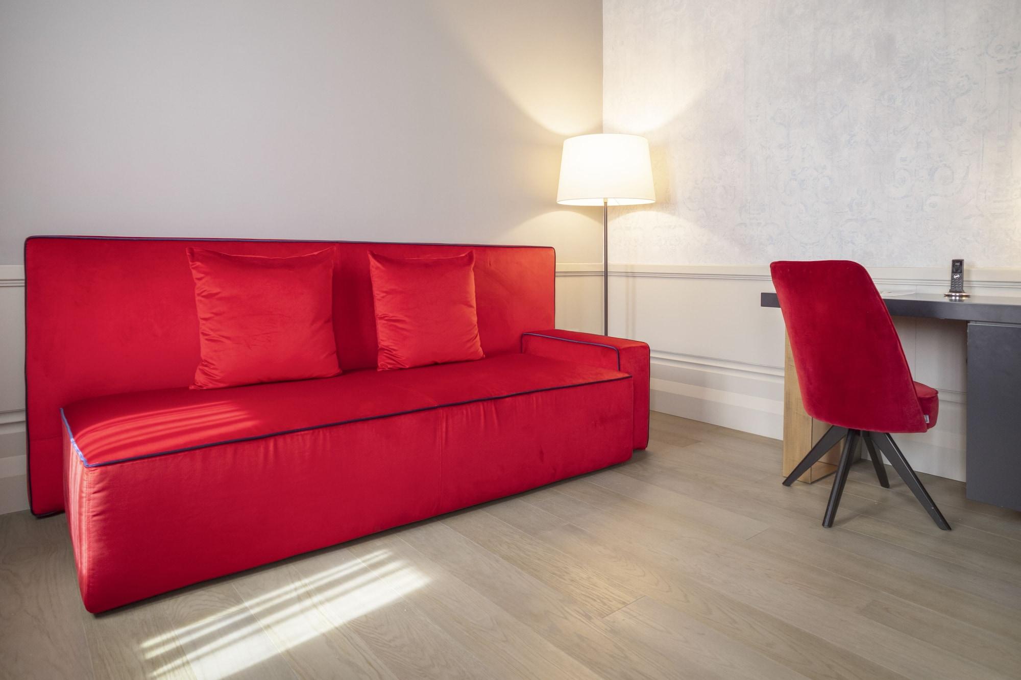 Hotel Palazzo Cornalia Milán Exteriér fotografie A red sofa