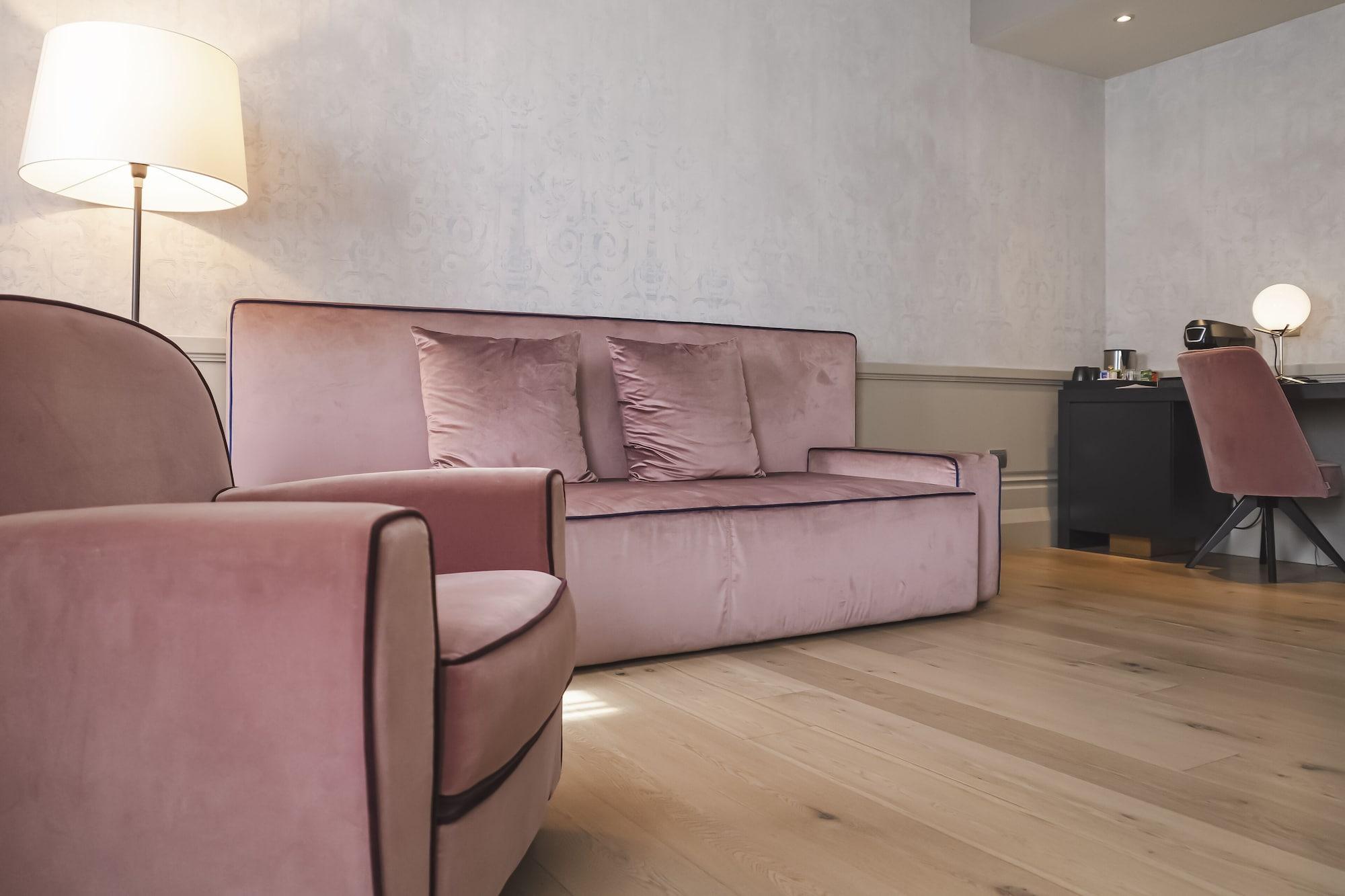 Hotel Palazzo Cornalia Milán Exteriér fotografie A sofa upholstered in velvet